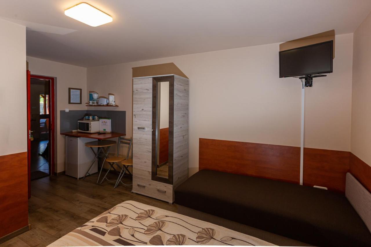 Erika Vendeghaz Hotel Eger Bagian luar foto