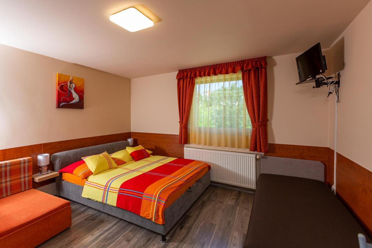 Erika Vendeghaz Hotel Eger Bagian luar foto