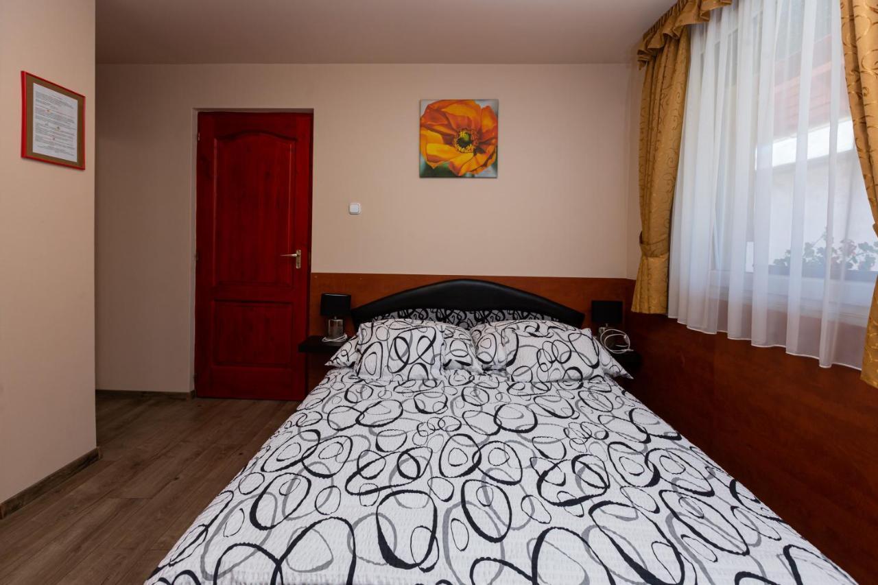 Erika Vendeghaz Hotel Eger Bagian luar foto
