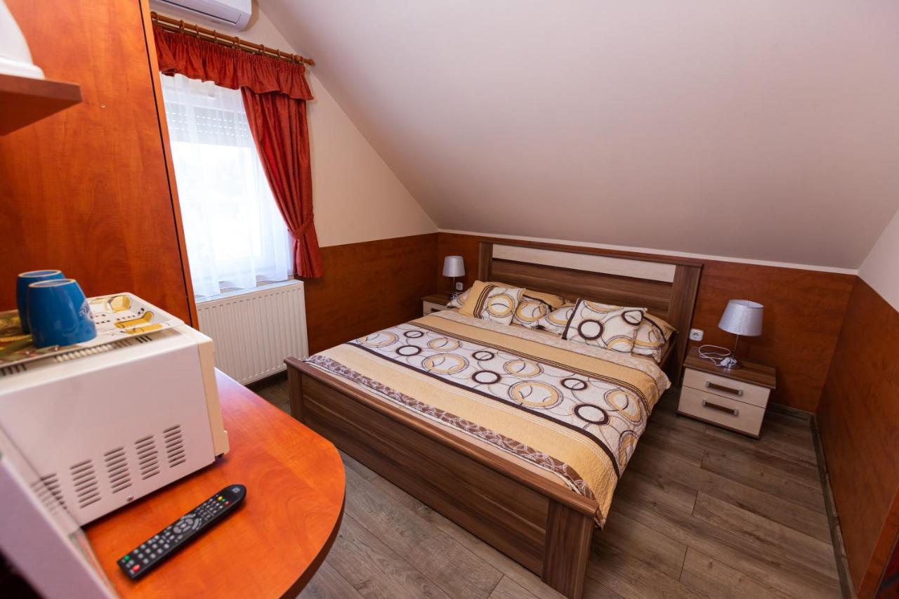 Erika Vendeghaz Hotel Eger Bagian luar foto