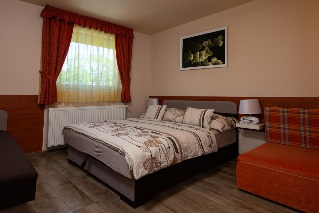 Erika Vendeghaz Hotel Eger Bagian luar foto