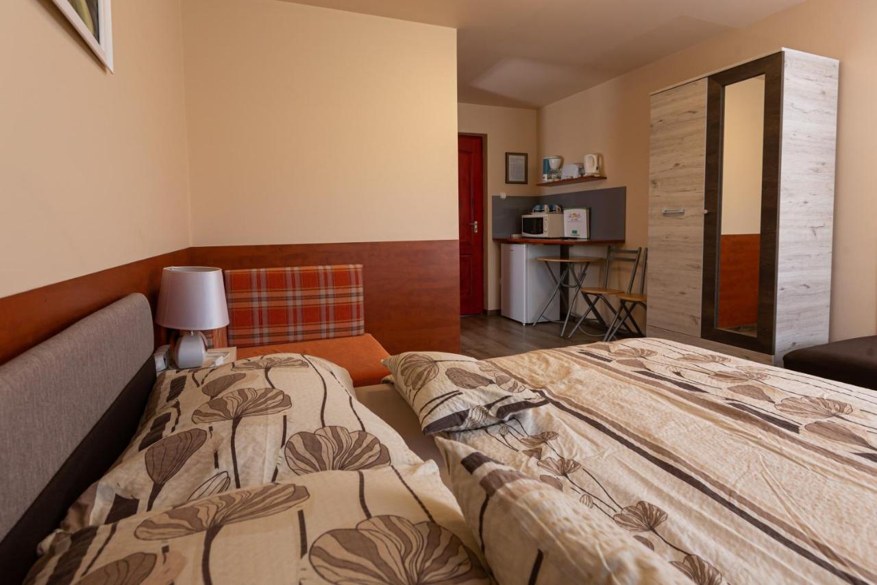 Erika Vendeghaz Hotel Eger Bagian luar foto
