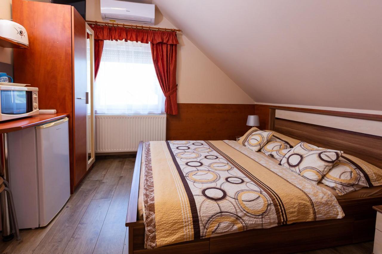 Erika Vendeghaz Hotel Eger Bagian luar foto