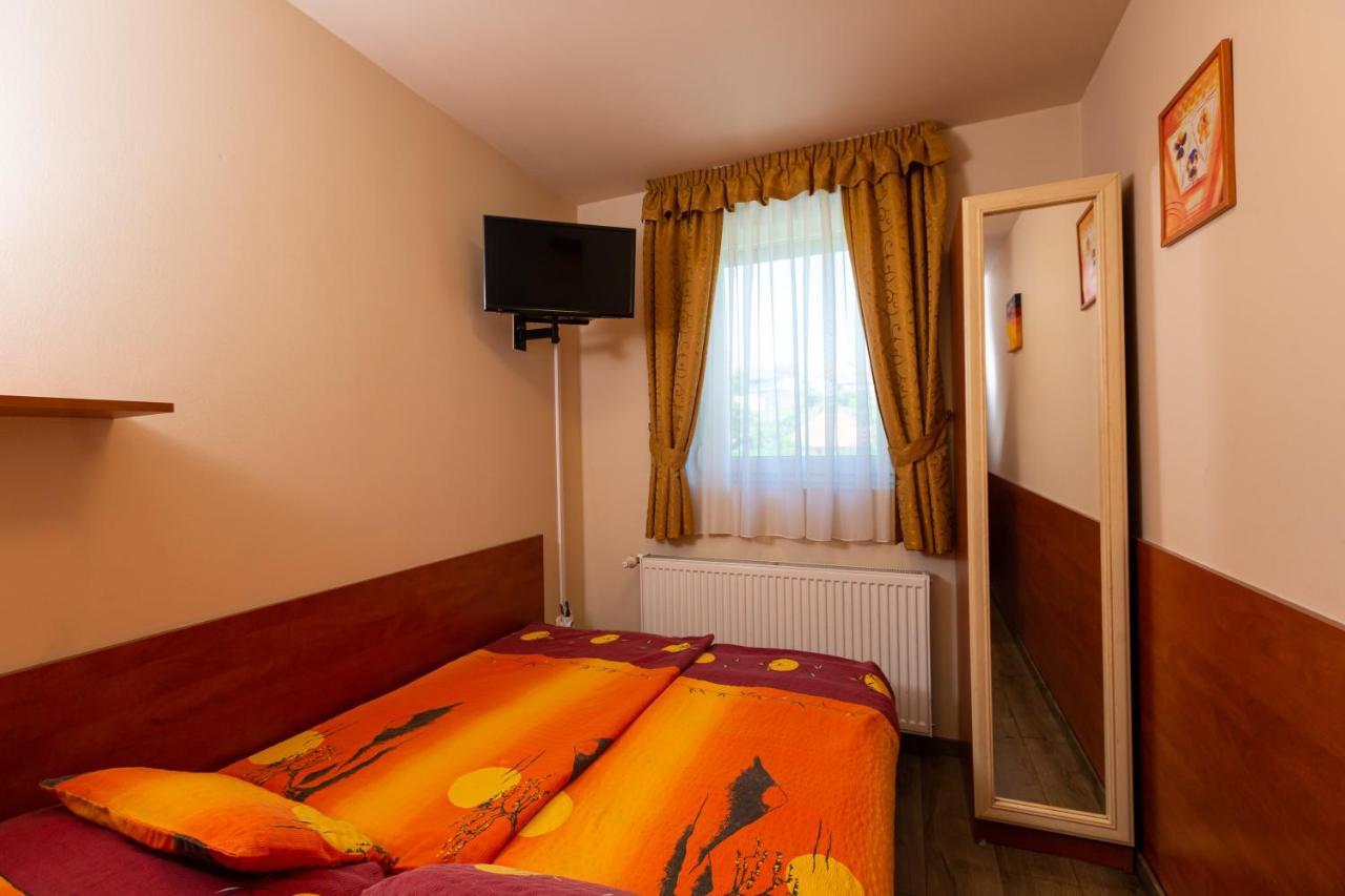 Erika Vendeghaz Hotel Eger Bagian luar foto