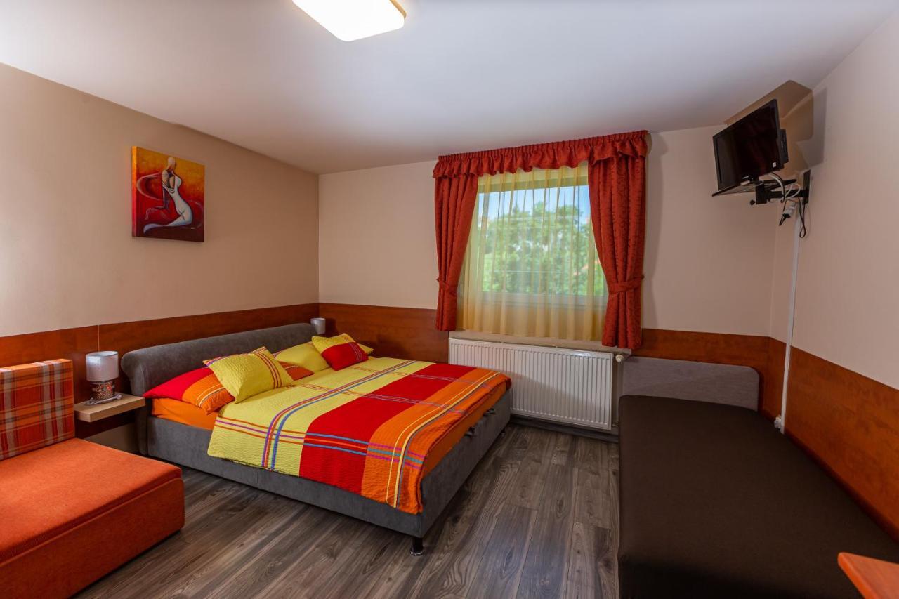Erika Vendeghaz Hotel Eger Bagian luar foto