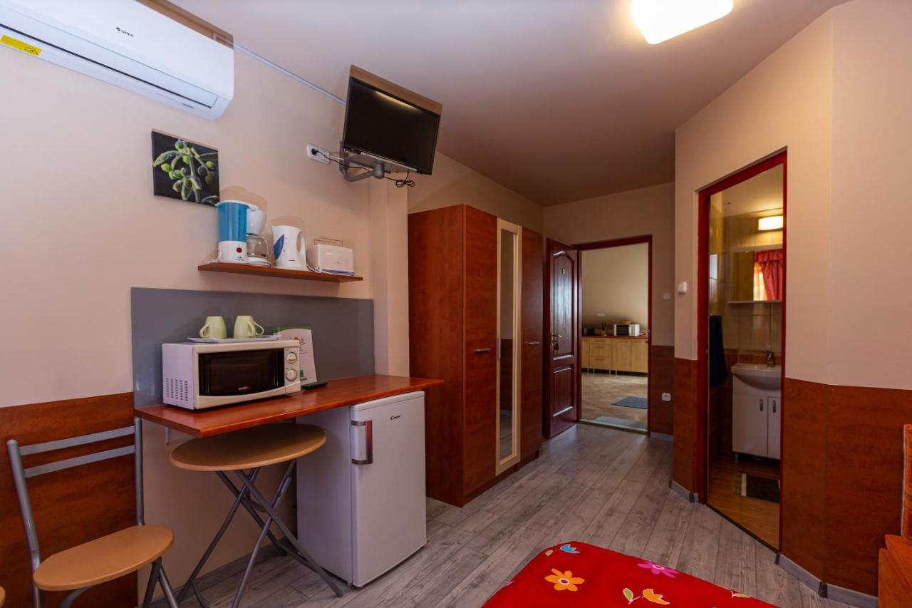 Erika Vendeghaz Hotel Eger Bagian luar foto